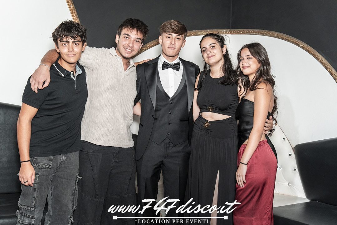 Lorenzo festeggia i suoi 18 anni in discoteca