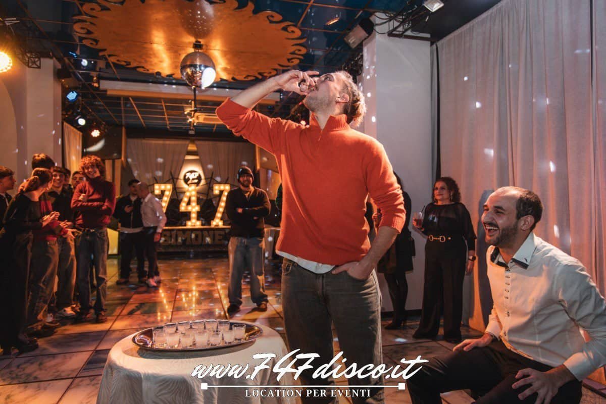 Tavolo con shot in discoteca, festa e divertimento, atmosfera coinvolgente 747 Disco Italia.