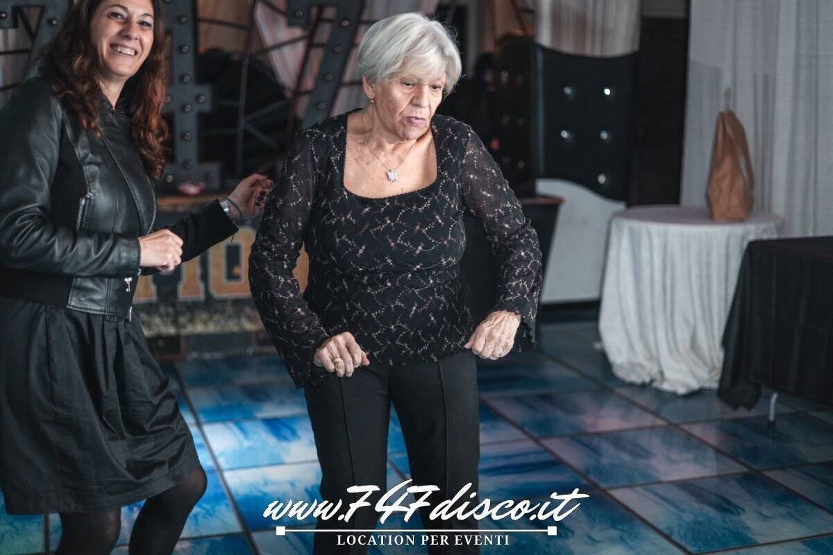 Divertimento in pista con musica disco e balli alla 747 Disco.