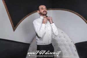 Completo smoking per eventi e feste disco, atmosfera elegante e moderna.