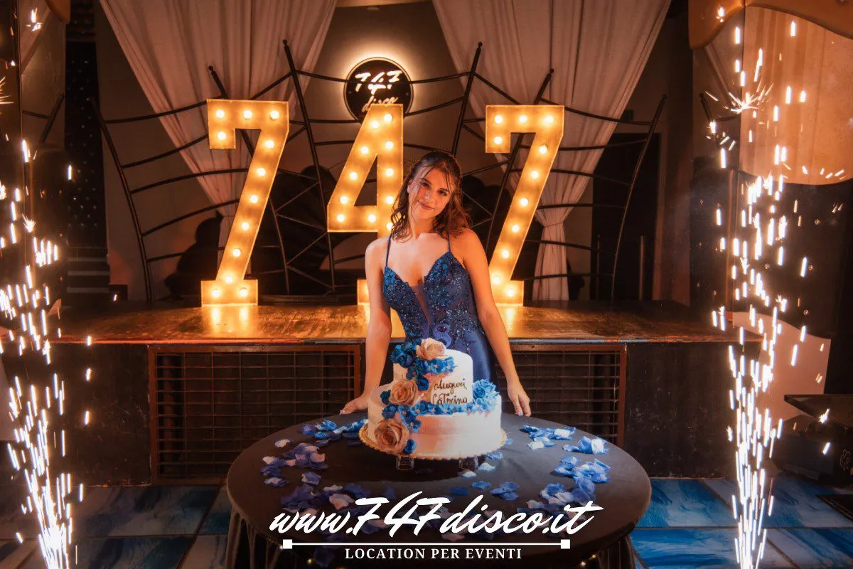 Caterina durante la sua festa di 18 anni al 747 Disco con DJ e pista da ballo
