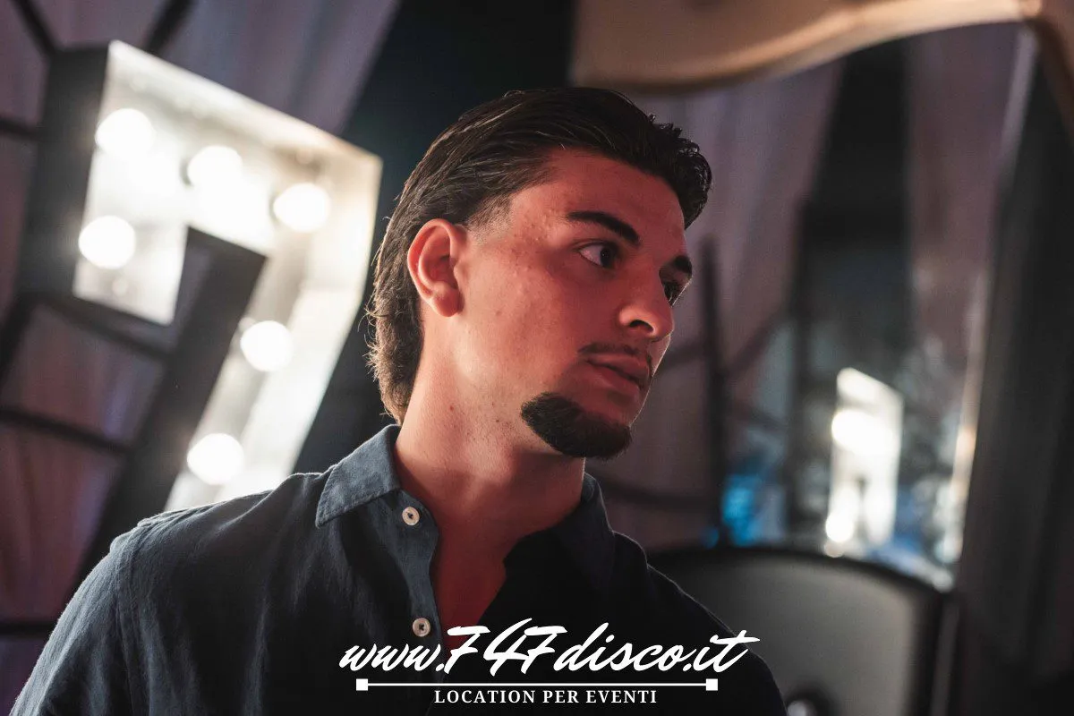 Emanuele durante la sua festa 18 anni al 747 Disco Roma