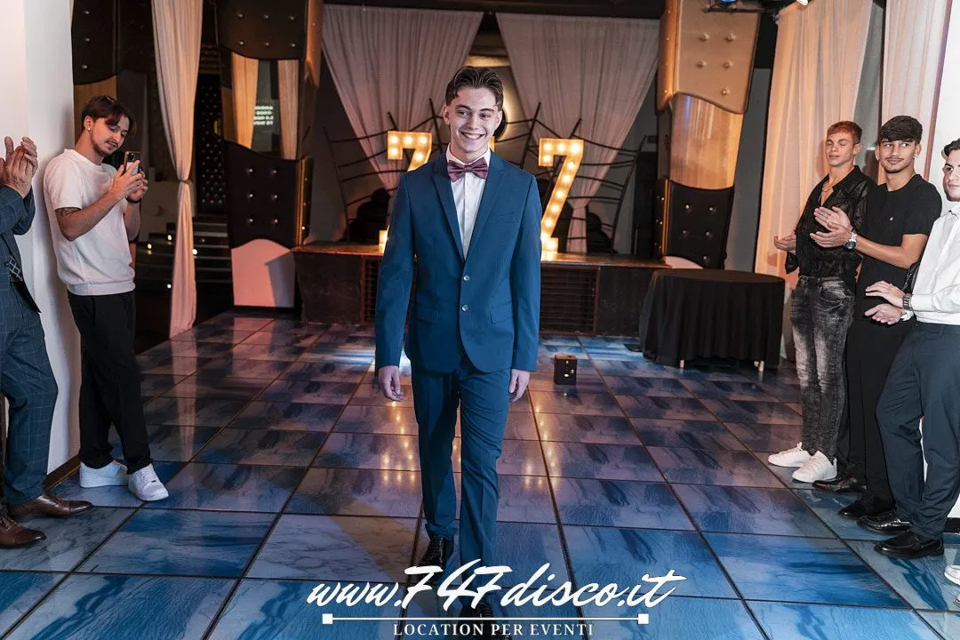 Joshua festeggia i suoi 18 anni al 747 Disco, location privata con DJ e pista da ballo a Roma Sud