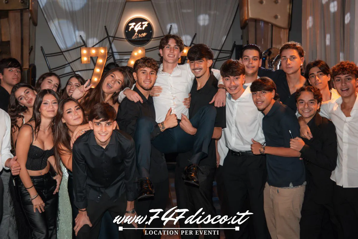 Paolo durante la sua festa di 18 anni al 747 Disco con DJ e pista da ballo
