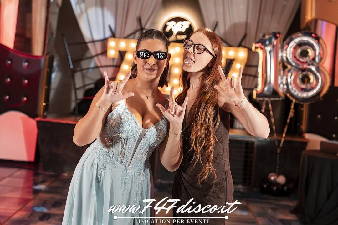 Beatrice durante la sua festa di 18 anni al 747 Disco con DJ e pista da ballo