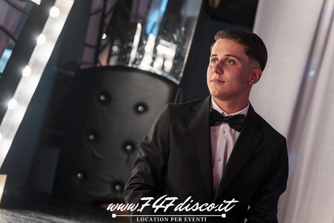 Christian durante la sua festa di 18 anni al 747 Disco con DJ e pista da ballo