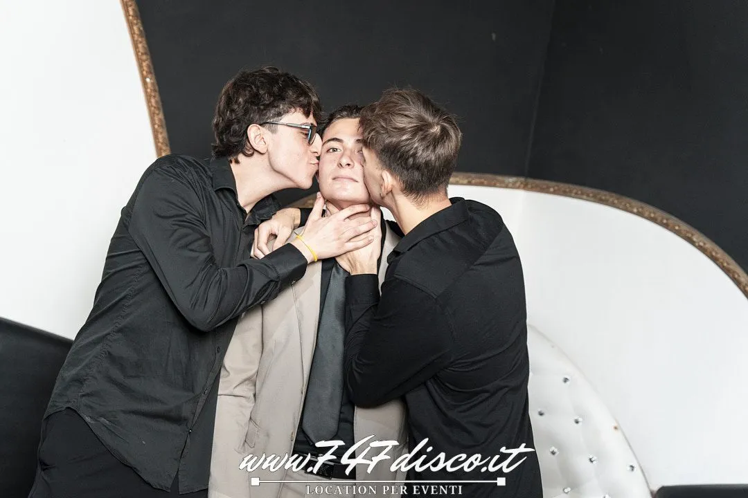 Federico durante la sua festa di 18 anni al 747 Disco con musica e DJ set