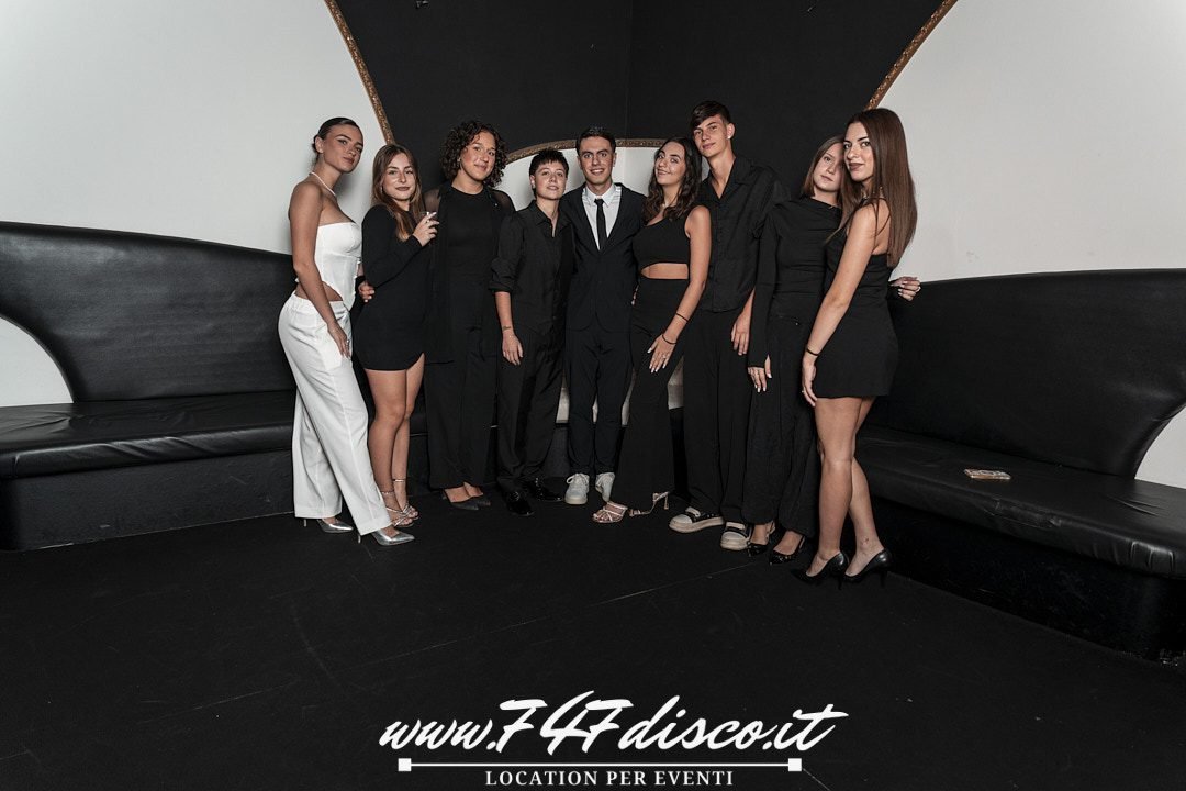 Giacomo durante la sua festa di 18 anni al 747 Disco con DJ e pista da ballo