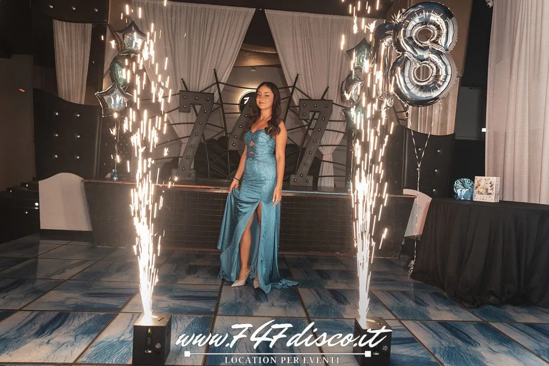 Giada durante la sua festa di 18 anni al 747 Disco con musica e DJ set