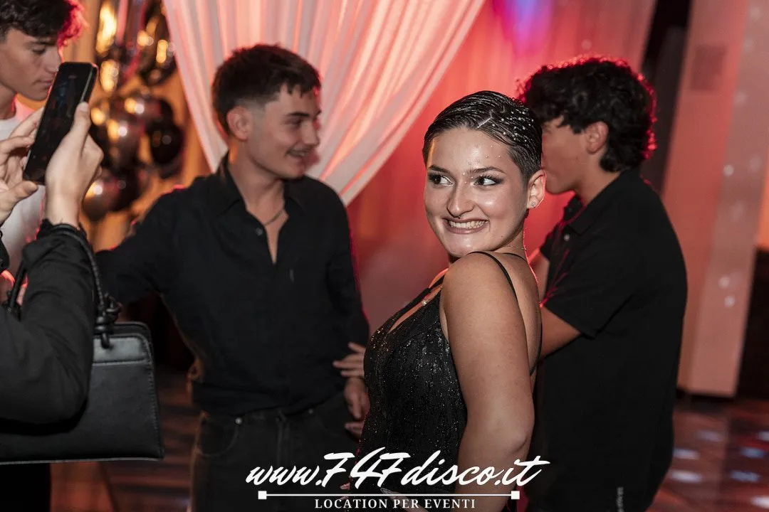 Veronica durante la sua festa di 18 anni al 747 Disco con musica e DJ set