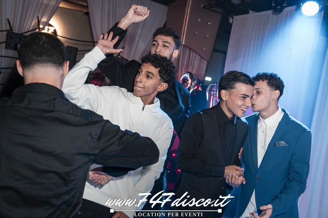 Leonardo durante la sua festa di 18 anni al 747 Disco con DJ e pista da ballo