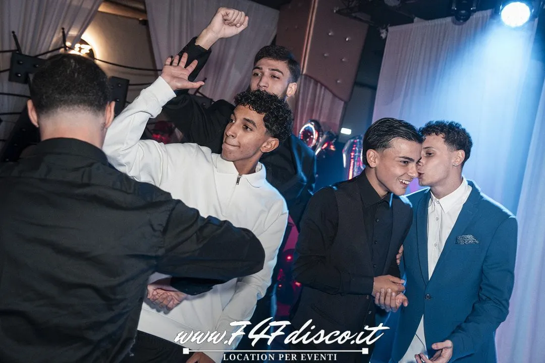 Leonardo durante la sua festa di 18 anni al 747 Disco con DJ e pista da ballo